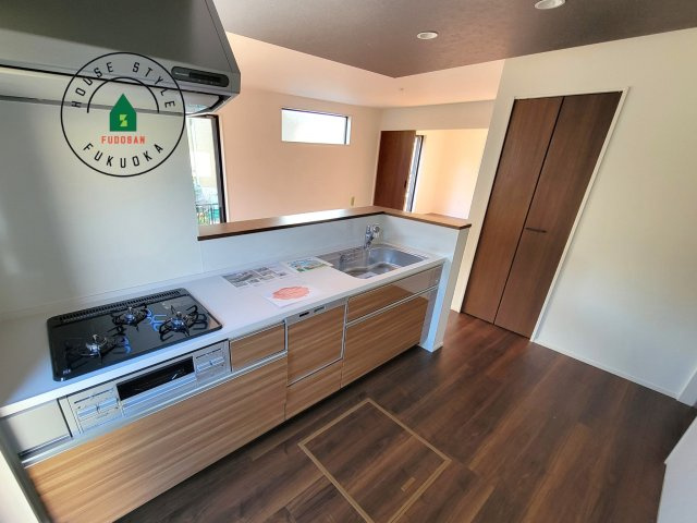 福岡市東区奈多1丁目第2-6棟（6号棟）の内観：施工例|ダイニングテーブルへの配膳がラクラク、お料理はかどるカウンター付きシステムキッチン！