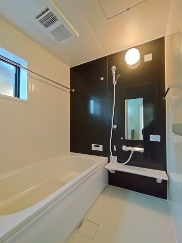 笠間市岩間駅西　第2のトイレ|同施工トイレ～お気に入りのカバーやマット・スリッパを置いて快適に！！各階にございます。