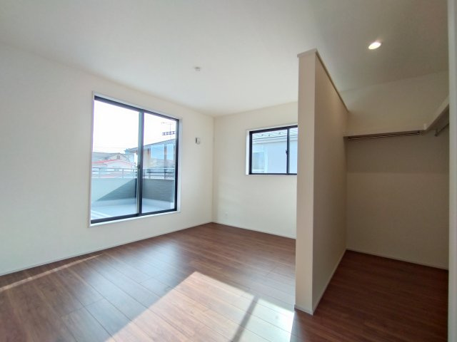 笠間市岩間駅西　第2の洋室|同施工洋室です。ウォークインクローゼットがあるお部屋♪バルコニーに面したお部屋は照明を点ける時間が少なくて済むので省エネに繋がります。