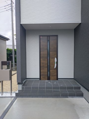 笠間市岩間駅西　第2の玄関|同施工玄関です。白を基調としているのでスッキリとしています♪（同施工物件）