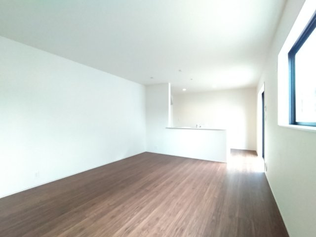 笠間市岩間駅西　第2のキッチン|同施工キッチンから見たリビングです。リビングは家族皆が集まる場所～家族会議からお子様の日々の成長を感じれる場所です。