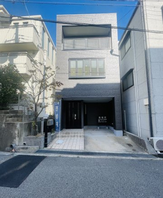 【前面道路含む現地写真】 | 灘区岸地通5丁目　中古戸建て | 外壁塗装済みで、外観も新築同様の印象に。
落ち着いた住環境に調和する、モダンで洗練された外観デザインです。