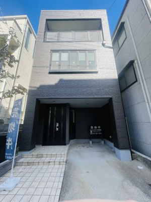 【外観】 | 灘区岸地通5丁目　中古戸建て | 外壁塗装済みで、外観も新築同様の印象に。
落ち着いた住環境に調和する、モダンで洗練された外観デザインです。