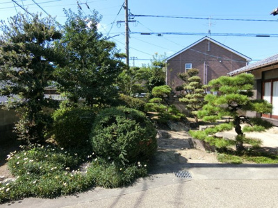 【庭】 | 【インスペクション実施済】中古一戸建　玉島乙島　11LDK | 四季折々の景色を楽しめる日本庭園風の庭。南向きなので日当たりも良く、季節の移ろいを感じながら穏やかな時間を過ごせます。