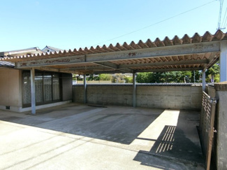 【駐車場】 | 【インスペクション実施済】中古一戸建　玉島乙島　11LDK | 駐車スペースは3台分のカーポートあり。庭・門塀を撤去し駐車スペース拡張も可能です。