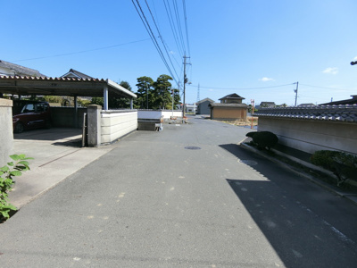 【前面道路含む現地写真】 | 【インスペクション実施済】中古一戸建　玉島乙島　11LDK | 南側前面道路は幅員約5.5ｍの公道です。