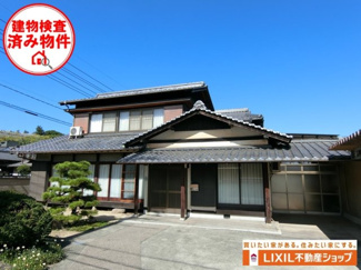 【外観】 | 【インスペクション実施済】中古一戸建　玉島乙島　11LDK | 建物外観。落ち着いた色合いの瓦屋根と木のぬくもりを感じる外観が魅力。伝統的な和の趣を残しながら、どこか懐かしさと温かみを感じる住まいです