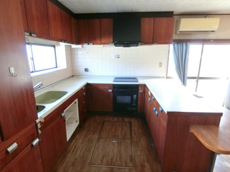 【キッチン】 | 【インスペクション実施済】中古一戸建　玉島乙島　11LDK | 調理・配膳・片付けの動線が短く、作業効率の高いコの字型キッチン。広い作業スペースで複数人でも調理がしやすく、家族や友人と一緒に料理を楽しめます。