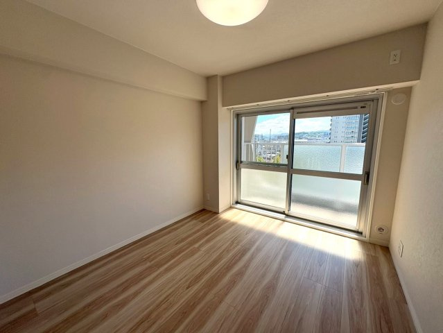 ＪＲ＆京阪の２沿線利用可能◆ＬＤＫ２１.４帖の開放的な間取り◆南面バルコニー◆ルネ大津３号棟の洋室|洋室