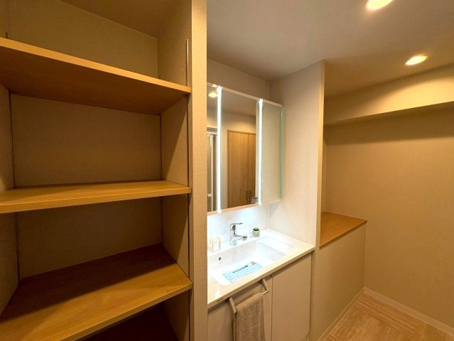 ＪＲ＆京阪の２沿線利用可能◆ＬＤＫ２１.４帖の開放的な間取り◆南面バルコニー◆ルネ大津３号棟の収納|収納棚