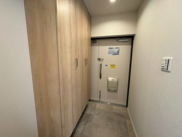 ＪＲ＆京阪の２沿線利用可能◆ＬＤＫ２１.４帖の開放的な間取り◆南面バルコニー◆ルネ大津３号棟の玄関|玄関