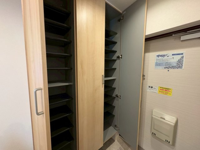 ＪＲ＆京阪の２沿線利用可能◆ＬＤＫ２１.４帖の開放的な間取り◆南面バルコニー◆ルネ大津３号棟の玄関|シューズボックス