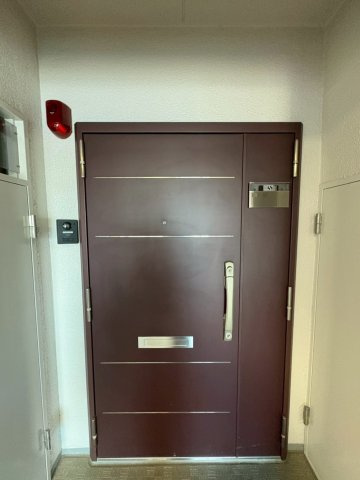 ＪＲ＆京阪の２沿線利用可能◆ＬＤＫ２１.４帖の開放的な間取り◆南面バルコニー◆ルネ大津３号棟の玄関|玄関