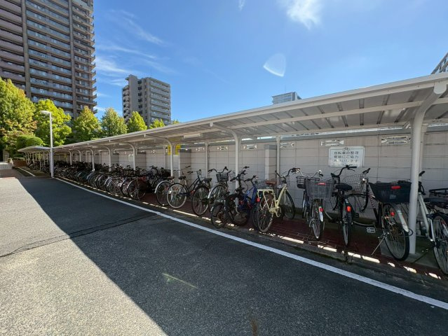 ＪＲ＆京阪の２沿線利用可能◆ＬＤＫ２１.４帖の開放的な間取り◆南面バルコニー◆ルネ大津３号棟の駐輪場|駐輪場