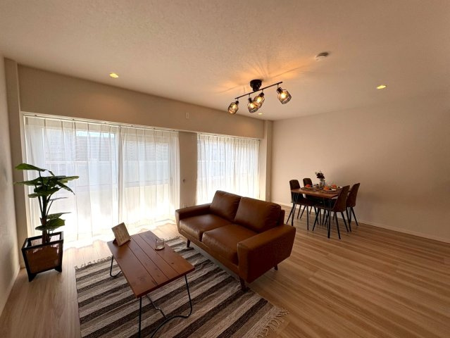 ＪＲ＆京阪の２沿線利用可能◆ＬＤＫ２１.４帖の開放的な間取り◆南面バルコニー◆ルネ大津３号棟の居間・リビング|リビング