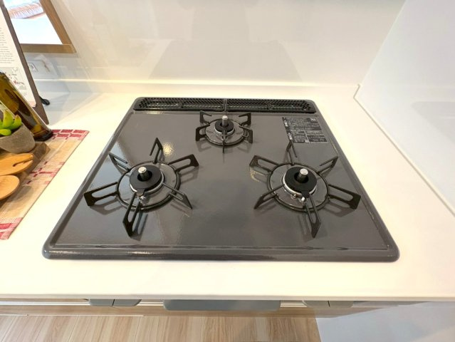 ＪＲ＆京阪の２沿線利用可能◆ＬＤＫ２１.４帖の開放的な間取り◆南面バルコニー◆ルネ大津３号棟のキッチン|コンロ