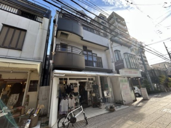 アカカベビルの外観