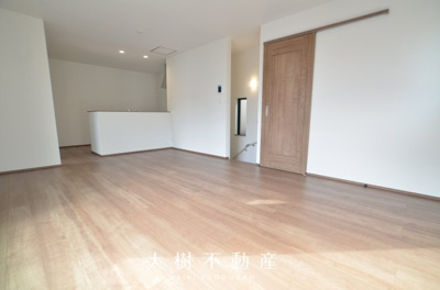 【居間・リビング】 | 座間市ひばりが丘3丁目　新築戸建て　全１棟【仲介手数料無料】 | 宅地建物取引士による不動産のご説明・現地のご案内、住宅金融普及協会住宅ローンアドバイザーが住宅ローンのアドバイスから融資実行までのお手伝いをしっかりサポートします♪