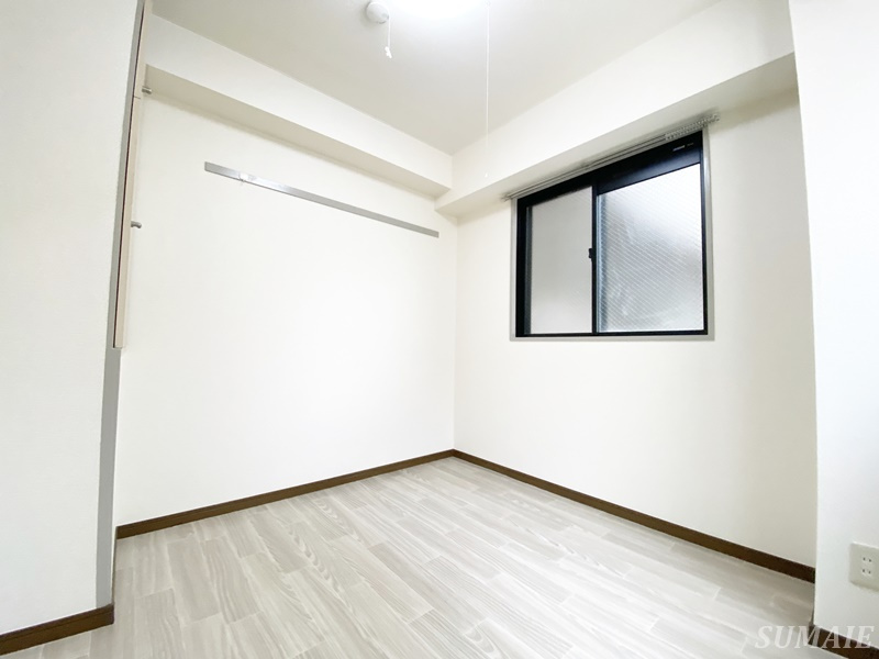 パレス内田２号館の居間・リビング|４帖の洋室です！！