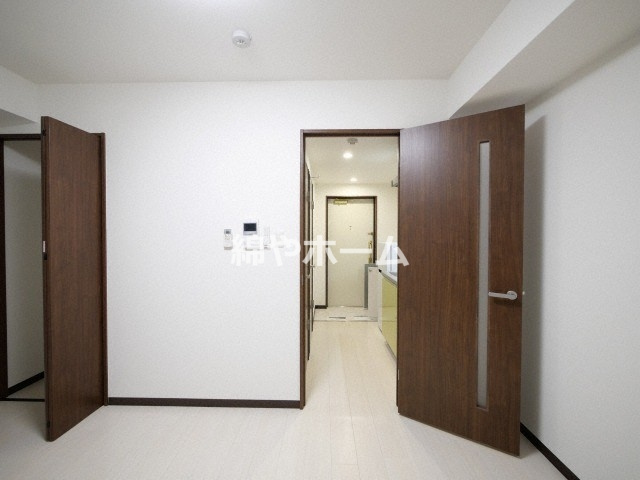 グランパシフィック桜川WESTの寝室|広くて明るい寝室