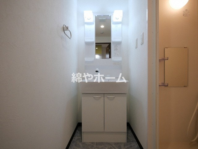 グランパシフィック桜川WESTの洗面所|明るい洗面所です