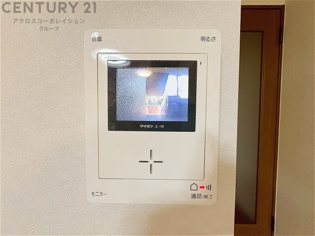 訪問者が来たときにテレビ画面で確認できるため、安心してドアを開けられます。録画機能があるものもあり、留守中に来訪者を記録しておくことができます。利便性が高く、セキュリティ面でも安心です。