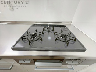 多数の調理器具を同時に使用でき、料理の効率化が可能。省エネで節約になり、様々な料理スタイルに適応できます。また、火力調整が独立しており、手入れや掃除もしやすく、今よりもっとお料理が楽しくなるかも。
