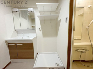 洗濯物の仕分け作業がしやすく、整理整頓が容易になります。洗濯音や湿気を他の部屋に持ち込まず、生活環境を快適に保ちます。上部を活用すれば収納スペースを確保でき洗剤や洗濯用品の整理もしやすくなります。
