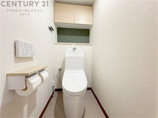 温水洗浄便座付トイレは温水洗浄機能により、暖かい水でおしりを洗浄することができ、冷たい水を使う従来の便座に比べ、温水洗浄機能で暖かいトイレを提供し、快適な使用を可能にします。
