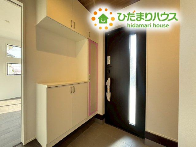 行田市矢場　新築一戸建て　グラファーレ　02の玄関|コの字型のシューズボックスが設置された、開放的な玄関ホールです！
カウンター部分にお気に入りの小物を飾って華やかに演出できます。
すっきりとした空間で、気持ちよくお客様を迎えられます(^^)/