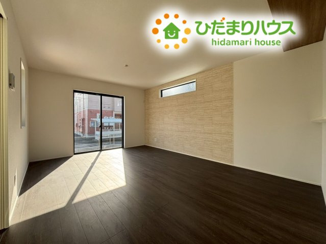 行田市矢場　新築一戸建て　グラファーレ　02の居間・リビング|縦長に広がる使い勝手の良いLDKは、家具のレイアウトが自由に楽しめます！
キッチンからダイニング、リビングまで視線がまっすぐ通るため、お料理中も家族の笑顔を見守りながら楽しくおしゃべりができます♪