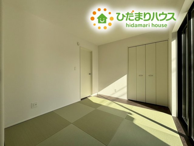 行田市矢場　新築一戸建て　グラファーレ　02の和室|リビングに隣接した和室には、大きな窓からあたたかな陽光がたっぷり差し込みます！
畳ならではの心地よさがあり、ゴロゴロとお昼寝をしたり、お子様が安全に遊べるプレイルームとしても大活躍する空間です！