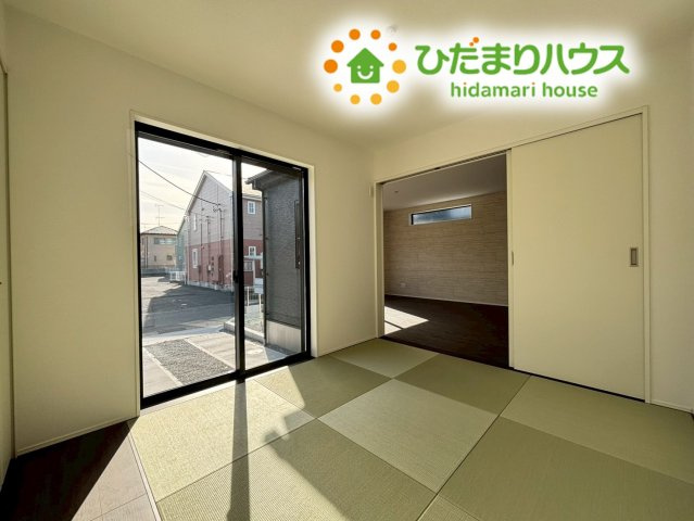 行田市矢場　新築一戸建て　グラファーレ　02の和室|引き戸を開放すれば、リビングと一体化してさらに広々とした大空間に変身します！
親戚や友人が集まったときも、みんなでゆったりとくつろげます。
ライフスタイルに合わせて様々な使い方ができるのが魅力です！