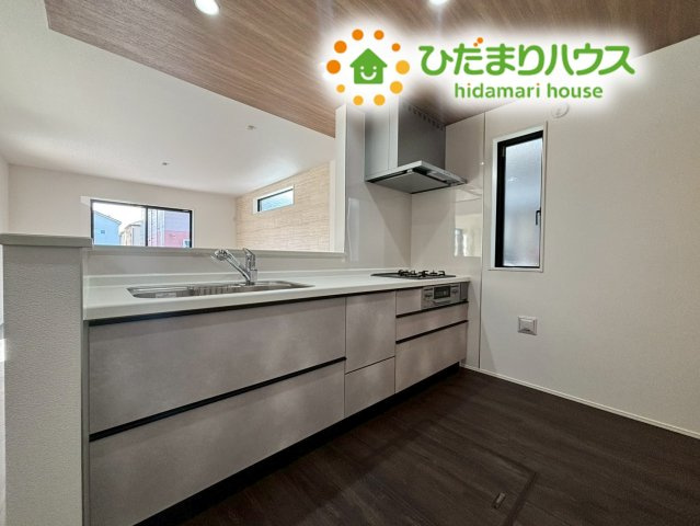 行田市矢場　新築一戸建て　グラファーレ　02のキッチン|お部屋全体を見渡せるカウンタータイプの対面式システムキッチンです！
スタイリッシュな面材がインテリアに馴染みます。
シンクや作業スペースが広く取られており、毎日の食事の準備や後片付けが捗ります♪