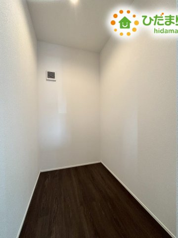 行田市矢場　新築一戸建て　グラファーレ　02の収納|キッチンの近くに配置された便利なパントリーです！
買い置きした食材のストックや、普段使わない大型の調理器具、日用品などを綺麗に整理整頓できるため、キッチン周りがいつもスッキリします( *´艸｀)