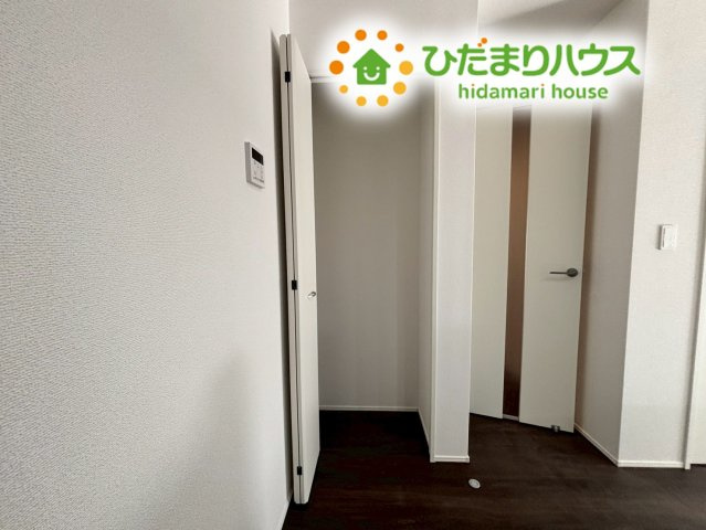 行田市矢場　新築一戸建て　グラファーレ　02の収納|リビングの一角に設けられた収納スペースです。
掃除機や共有スペースで使うアイテムをサッと出し入れできます。
必要な場所に収納があるため、お片付けがスムーズです！