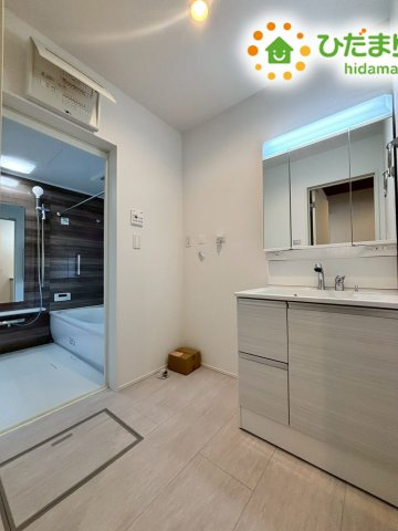 行田市矢場　新築一戸建て　グラファーレ　02の独立洗面台|大きな鏡と豊富な収納を備えた、清潔感のある機能的な独立洗面台です！
洗面小物を鏡の裏に隠して収納できるため、常に綺麗な状態を保てます。
幅が広く、忙しい朝の身支度も落ち着いてスムーズにこなせます！