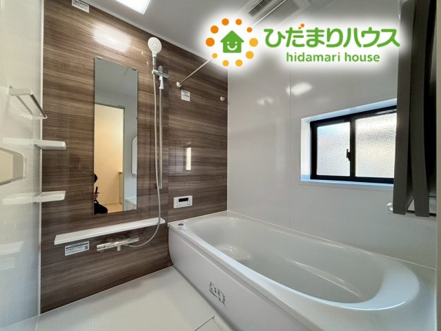 行田市矢場　新築一戸建て　グラファーレ　02の浴室|高級感のある木目調のパネルが、落ち着いた癒しの時間を演出する浴室です☆
ゆったりとした広さの浴槽で、1日の疲れを心地よくほぐすことができます。
お掃除がしやすい床面やボトル置き場も嬉しいポイントです！