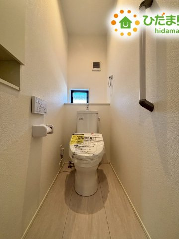 行田市矢場　新築一戸建て　グラファーレ　02のトイレ|白を基調としたシンプルで清潔感溢れるトイレ空間です！
温水洗浄便座が標準装備されており、毎日快適に使用できます。
ちょっとした小物を置けるスペースや棚もあり、使いやすさにこだわった設計になっています。