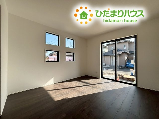 行田市矢場　新築一戸建て　グラファーレ　02の寝室|主寝室にぴったりな7帖の洋室です！
２面に配置された窓から気持ちの良い光と風が入り、毎朝爽やかに目覚めることができます。ベッドなどの家具を配置してもゆとりがあり、1日の終わりに深くくつろげます★