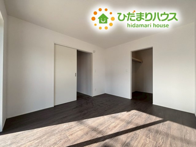 行田市矢場　新築一戸建て　グラファーレ　02の寝室|寝室の奥には、お部屋をすっきりと保つための大型のウォークインクローゼットがあります！
無駄な家具を置く必要がないため、お部屋本来の広さを活かしてのびのびと快適に過ごすことができます！