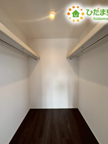 行田市矢場　新築一戸建て　グラファーレ　02の収納|両側にハンガーパイプと上部棚がしっかりと設置された、収納力を誇る空間です！
夫婦の衣類を分けて綺麗に収納できるほか、足元には収納ボックスも置けます。
毎日のコーディネートを選ぶのが楽しくなります♪