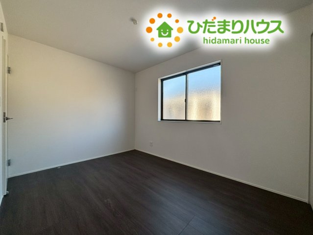 行田市矢場　新築一戸建て　グラファーレ　02の子供部屋|子供部屋や個人の趣味部屋として使いやすい、シンプルな四角い洋室です！
明るい色の壁とシックなフローリングのコントラストがお洒落で、どんなインテリアとも相性が良く、お好みの部屋作りが楽しめます♪