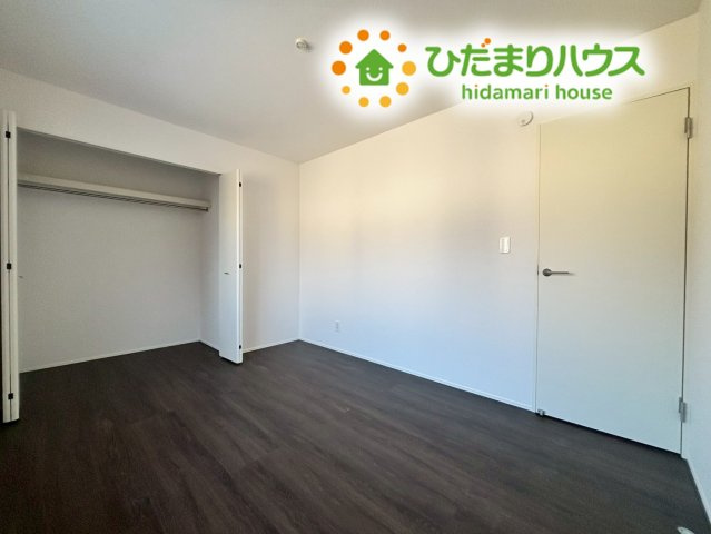 行田市矢場　新築一戸建て　グラファーレ　02の子供部屋|こちらの洋室にもクローゼットがしっかりと完備されています！
お洋服や学校の道具、おもちゃなどを自分で片付ける習慣が自然と身に付きます。
窓からの自然光が室内をあかるく心地よい空間にしてくれます☆