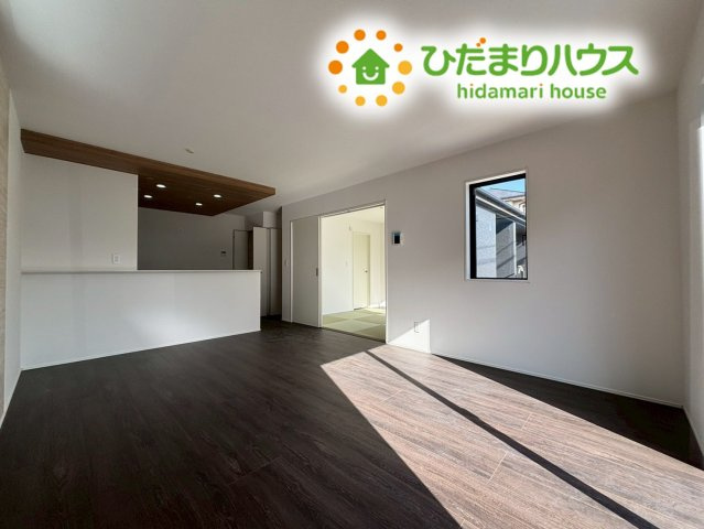 行田市矢場　新築一戸建て　グラファーレ　02の居間・リビング|深みのある落ち着いた床色と、明るい日差しが心地よく調和する広々としたリビングです！
大きな窓からしっかりと光が差し込み、平屋とは思えないほどの開放感とリラックスできる空間が生み出されています♪