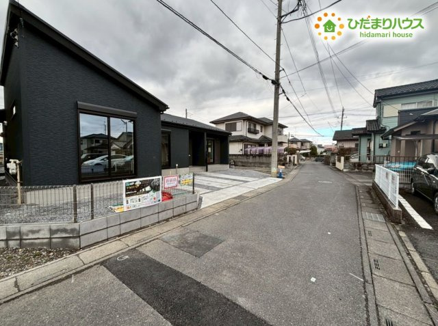 行田市矢場　新築一戸建て　グラファーレ　02の前面道路含む現地写真|物件の前面道路はすっきりと見通しが良く、お車がスムーズに出し入れ可能です！
周辺は交通量が落ち着いた閑静な住宅街で、小さなお子様がいるご家庭でも安心感があります！