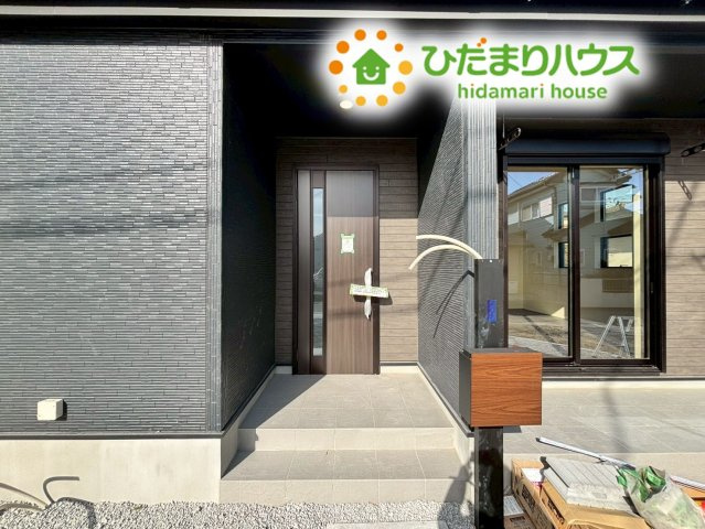 行田市矢場　新築一戸建て　グラファーレ　02のエントランス|シックな黒の壁に木目調のドアが美しく映える、上品な印象の玄関ポーチです！
フラットなアプローチなので、重い荷物を持っているときや、ベビーカーをパッと押しながらでもスムーズに出入りができて便利です♪