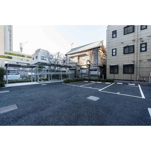 ラティエラ四谷の駐車場