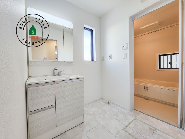 福岡市西区泉3丁目第1-2棟（A号棟)の内観：施工例|ゆとりの洗面スペースで朝の身支度もスムーズに。暮らしを快適に変えるシャワー付洗面台です！
