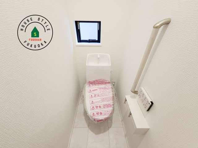 福岡市西区泉3丁目第1-2棟（A号棟)の内観：施工例|温水洗浄便座を完備しております。2ヶ所にトイレがあるのは朝の慌ただしい時間も安心です。